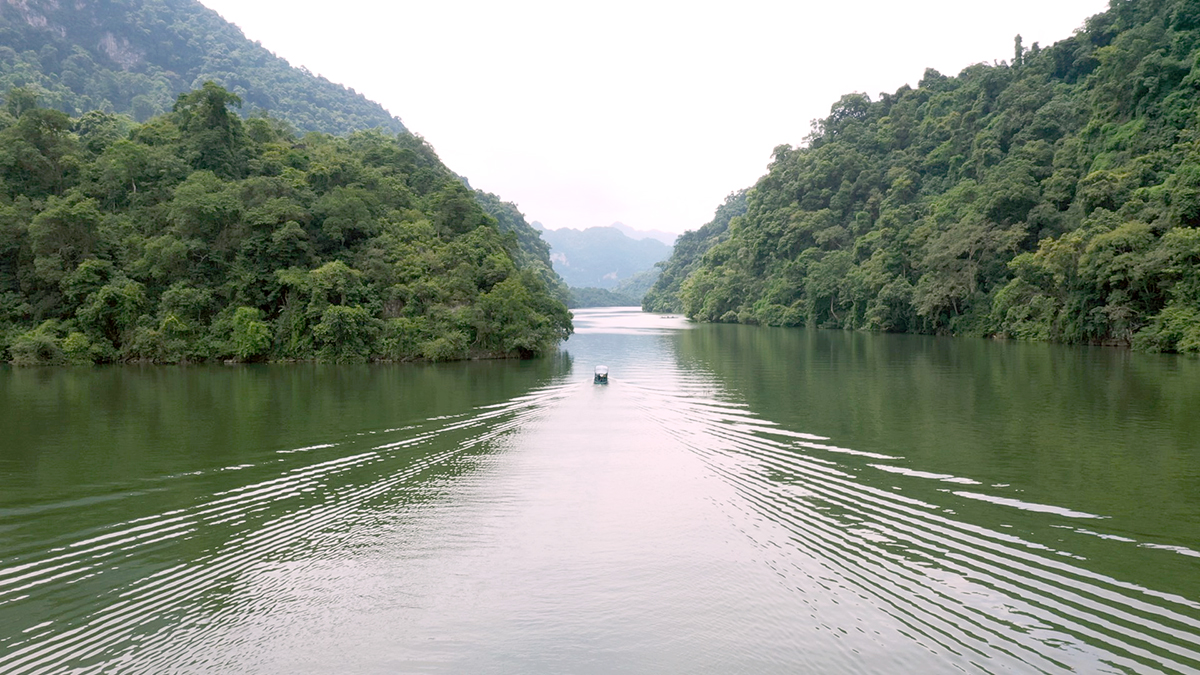 Boat tour Ba Be lake 1 day Boat Tour Ba Be Lake 1 Day