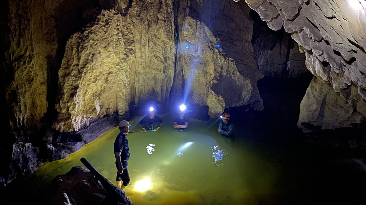 Tham Phay cave expedition - Trekking, Kayaking Ba Be lake 2 days