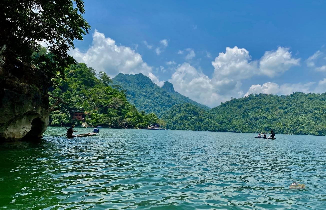 boat trip on Ba Be lake