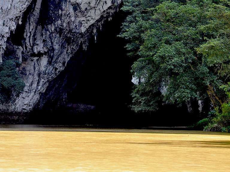 Tunnel cave - Dong Puong on Nang river 