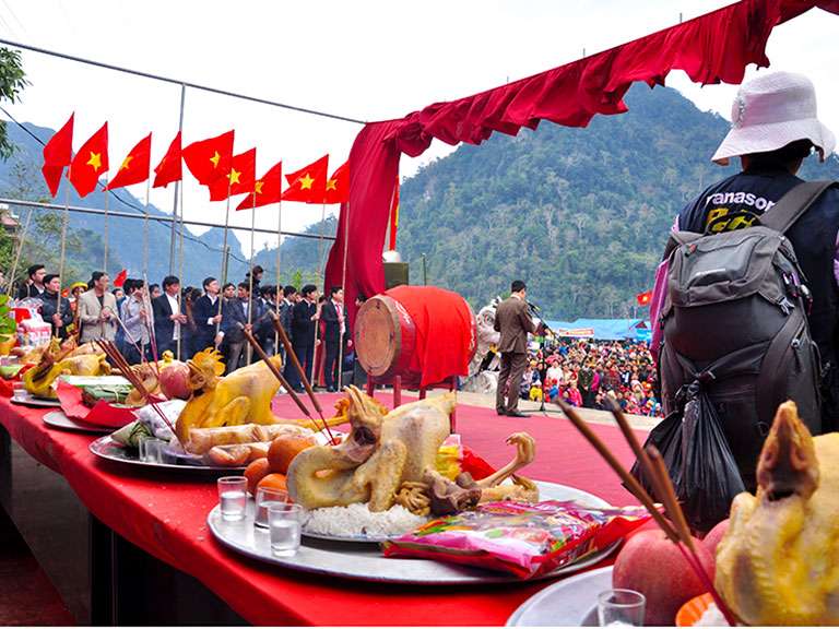 Sacrificial chicken at Long Tong festival