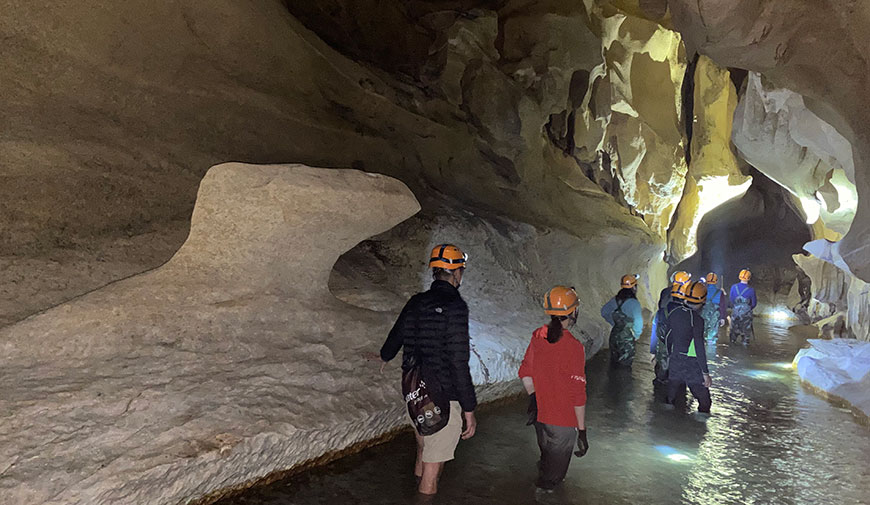 Tham Phay cave expediton 1 day