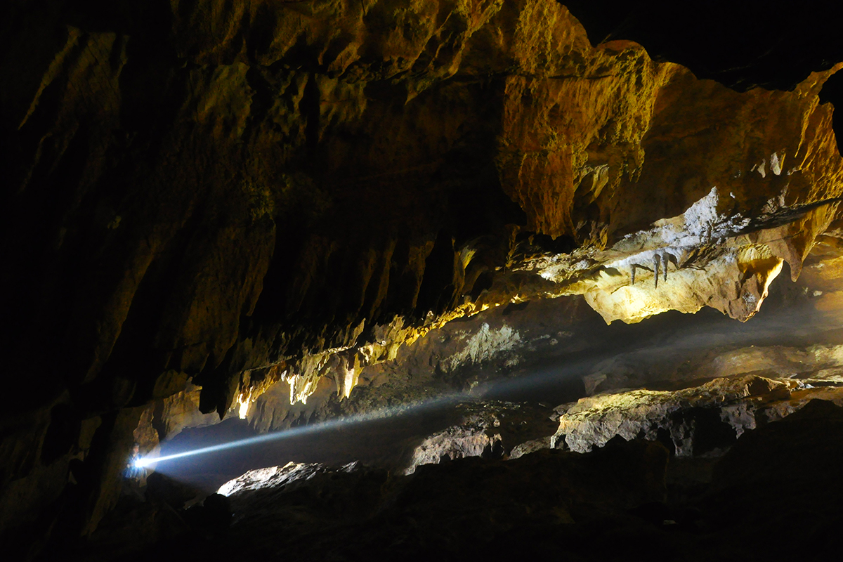 babe-cave-expedition-Lomo