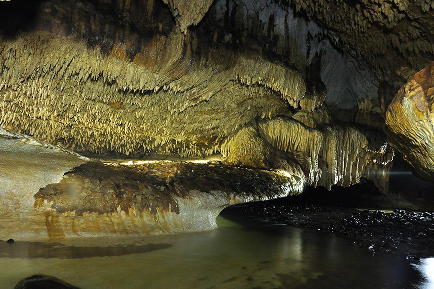 One of the stream of Lo Mo goes 200m deep under rock formations