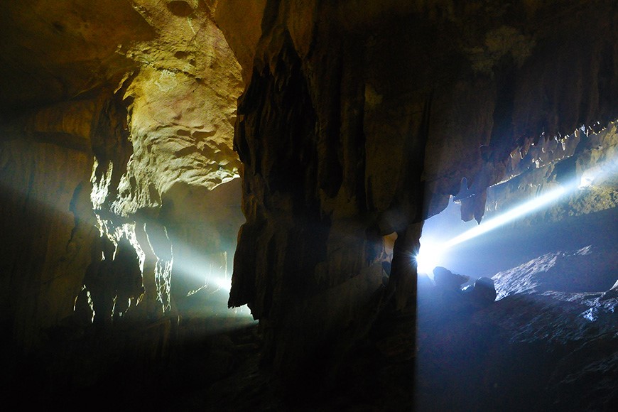 A high-level passage opens about 40m above with a huge column